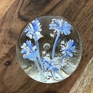 Beautiful John Gentile Art Glass Blue Flower Controlled Bubble Paperweight 2.75”